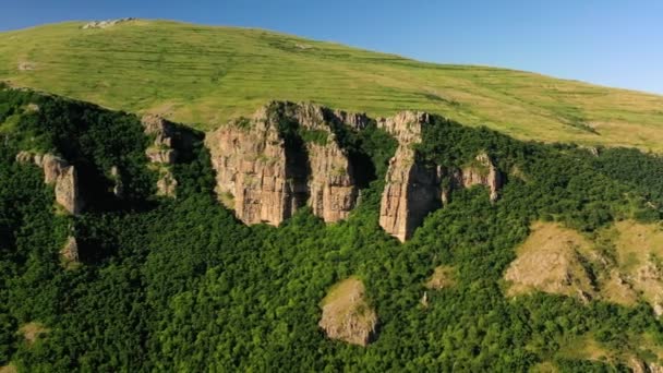 Güneşli Ermenistan Kayalık Bir Tepenin Yeşil Bir Ormanın Etrafındaki Hava — Stok video