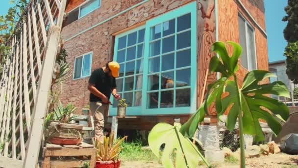 Een Man Buiten Zijn Kleine Huis Van Hout Ochtend Doen — Stockvideo