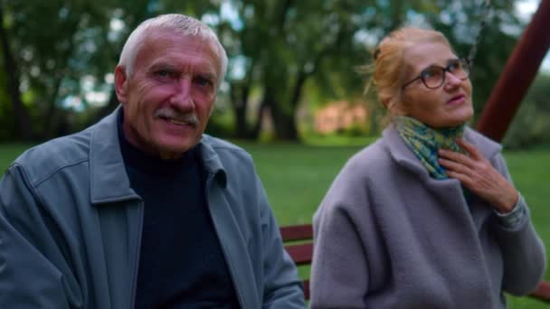 Ein Älteres Paar Entspannt Auf Einer Holzveranda Schaukel Öffentlichen Park — Stockvideo