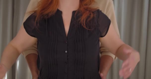 Widok Tułowia Kobieta Gestykuluje Mężczyzna Przytula Jej Pośladki Tyłu Zbliżenie — Wideo stockowe