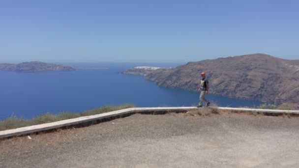 Eén Man Loopt Rand Van Een Klif Santorini Oia Achtergrond — Stockvideo
