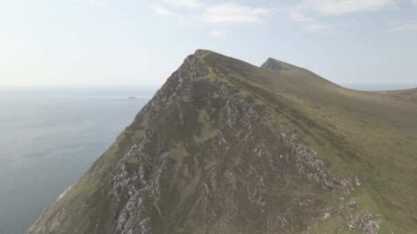 Górskie Klify Croaghaun Wyspie Achill Hrabstwie Mayo Irlandii Strzał Drona — Wideo stockowe