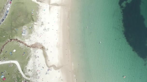 Blick Von Oben Auf Weißen Sand Und Klares Blaues Meer — Stockvideo