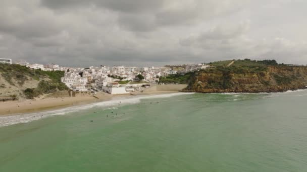 在多云的天空下 冲浪者在葡萄牙大西洋沿岸的海滩上等待海浪的空中射击 — 图库视频影像