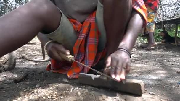 Blacksmith Tanzania Sharpens Arrowhead Made Scrap Metal Using Primitive Tools — Vídeos de Stock