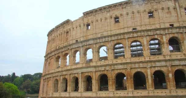 Antique Colosseum People Strolling Daytime Rome Italy Tilt — Video Stock