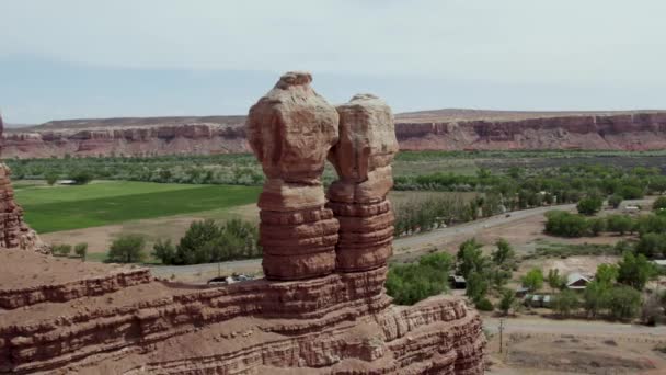 Unique Twin Duo Rock Formation Southwest Utah Desert Town Bluff — Stockvideo