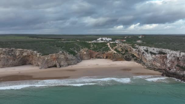 崖に囲まれた美しい湾で待っているサーファーの広い空中ショット — ストック動画