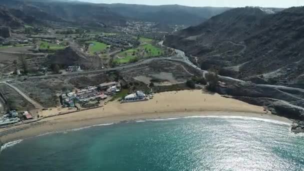 Vista Aérea Drone Uma Praia Vazia Início Manhã Com Campo — Vídeo de Stock