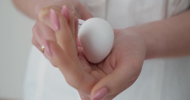 Female Hands Squeezing Bottle Body Cream Forming Soft White Ball — ストック動画