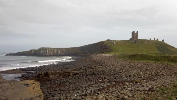 Moody Northumberland Tengerparti Felvétel Hullámtörő Hullámokkal Várral — Stock videók