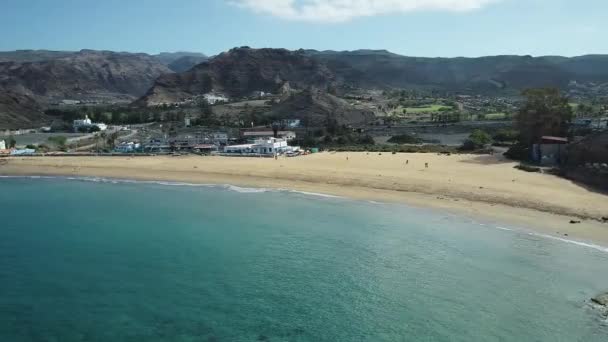 在大西洋的沙漠海滩上飞行的无人机 — 图库视频影像