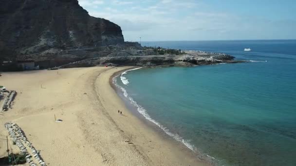 Drone Uitzicht Een Strand Met Twee Mensen Die Kust Lopen — Stockvideo