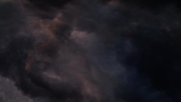 暗い空の暗い雲の中で起こっていた4Kの雷雨 — ストック動画