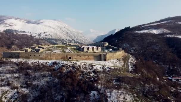 Крепость Призрен Снежными Горами Шарр — стоковое видео