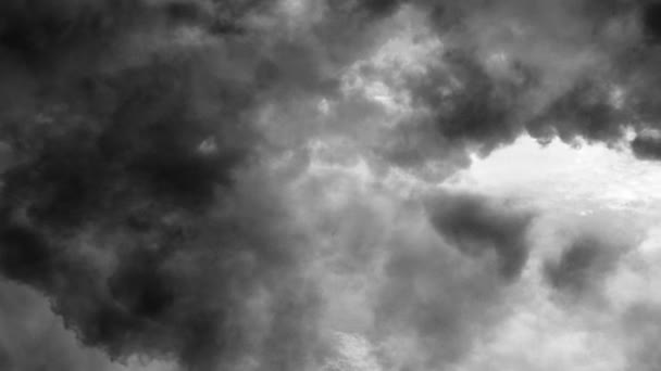 Κινείται Προς Εμπρός Στον Καθαρό Ουρανό Μαύρα Σύννεφα Γύρω Του — Αρχείο Βίντεο