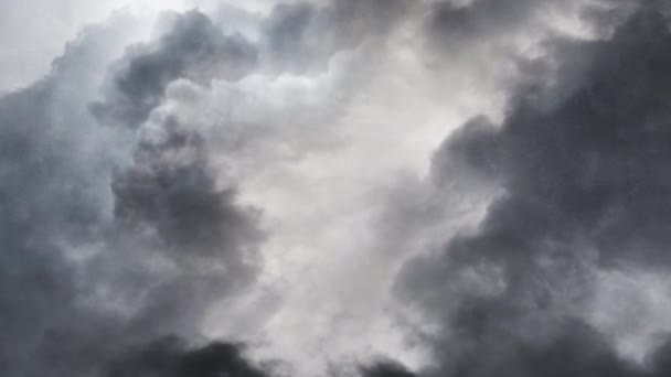 Voando Através Nuvens Cumulonimbus Tempestades Céu Escuro — Vídeo de Stock