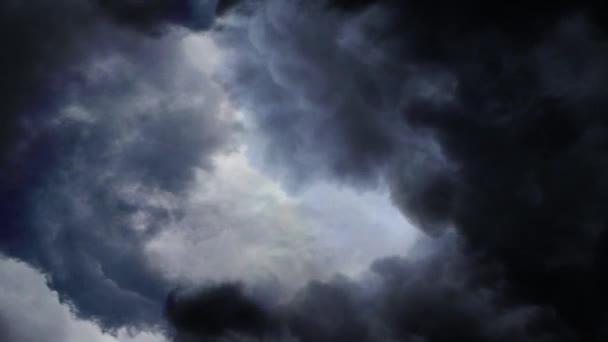 Tormenta Que Destelló Través Las Nubes Oscuras Cumulonimbus Cielo — Vídeo de stock