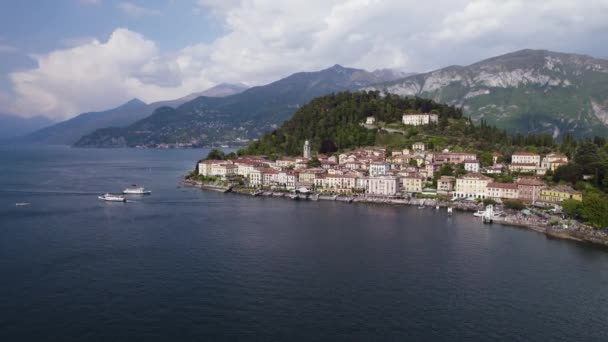 Aerial Kaari Näyttää Kaunis Kaupunki Bellagio Sijaitsee Luonnonkauniilla Como Järvellä — kuvapankkivideo