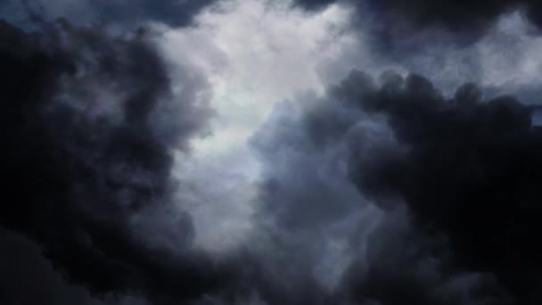 在黑暗的积雨云中发生的4K雷暴 — 图库视频影像