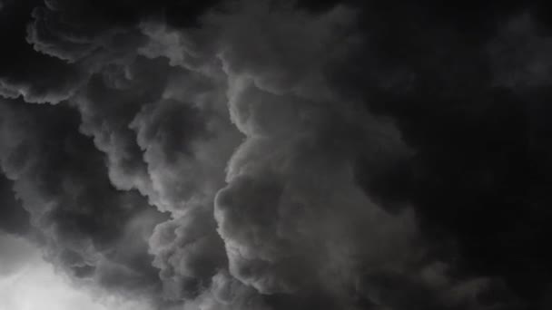 接近中の暗い積雲の中で4Kの雷雨が発生しました — ストック動画