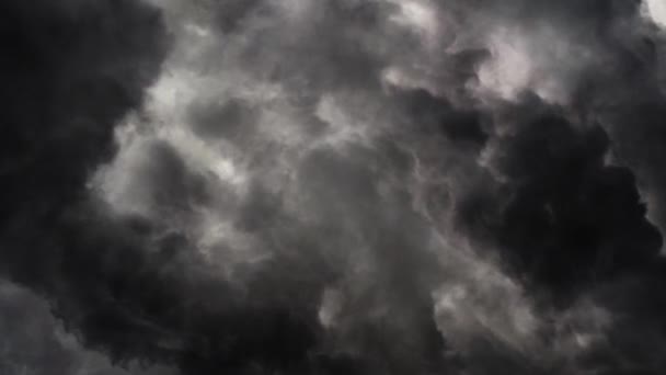 Γκρι Άσπρα Σύννεφα Cumulonimbus Κινείται Στον Ουρανό Άποψη — Αρχείο Βίντεο