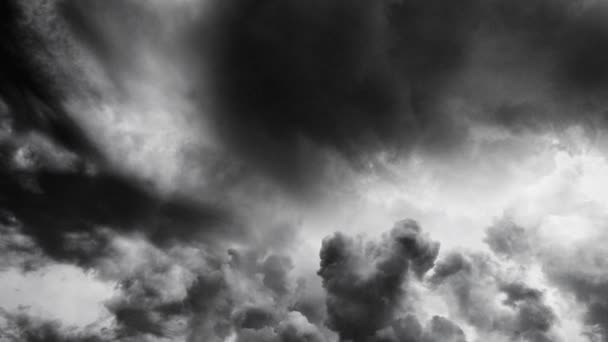 Gewitter Das Auf Die Grauen Kumulonimbuswolken Himmel Zufliegt — Stockvideo