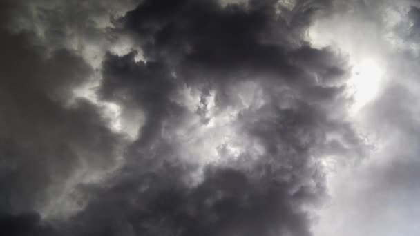 Tormenta Nubes Oscuras Moviéndose Cielo Con Relámpagos Parpadeando — Vídeos de Stock