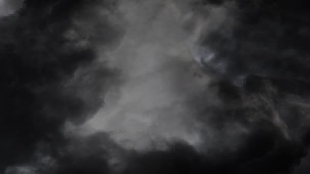 Fırtınalı Gri Koyu Bulutlar — Stok video