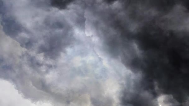 Karanlık Gökyüzünde Yağmur Öncesi Kara Kümülonimbus Bulutları — Stok video