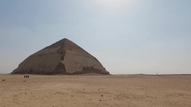 Veduta Dell Antica Piramide Piegata Sneferu Dashur Gente Cammina Vicino — Video Stock