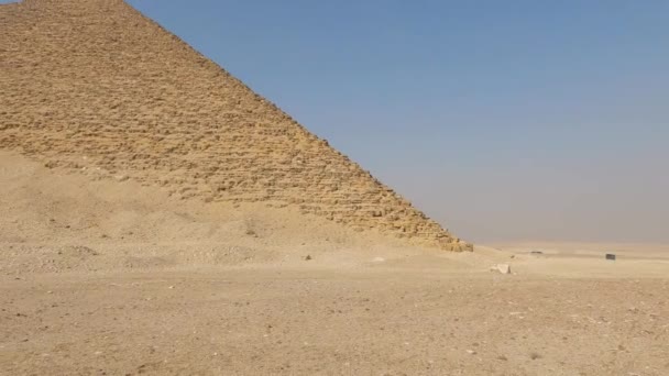 Panning Sopra Deserto Giallo Sabbia Caldo All Antica Piramide Rossa — Video Stock