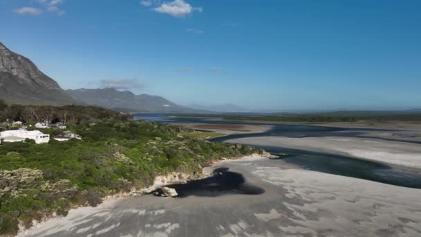 Aerial Drone Shot Przybrzeżnych Domów Hermanus Beach Słoneczny Dzień — Wideo stockowe