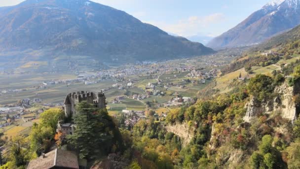 Drone Aéreo Sobre Castillo Medieval Medio Los Viñedos Italia — Vídeo de stock