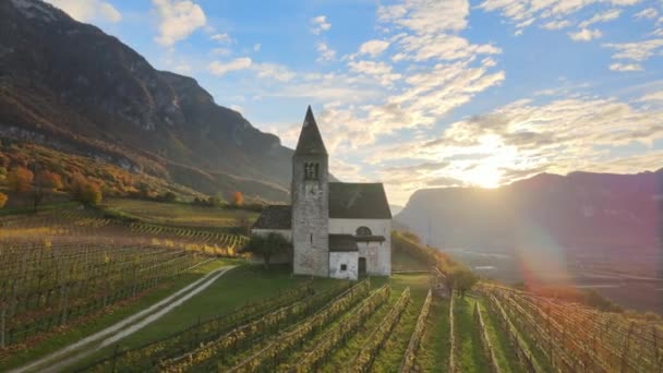 Drohne Über Einer Mittelalterlichen Kirche Inmitten Der Weinberge Herbst Südtirol — Stockvideo