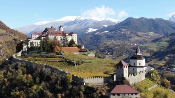 Drohne Über Einer Mittelalterlichen Burg Inmitten Der Italienischen Weinberge Namens — Stockvideo