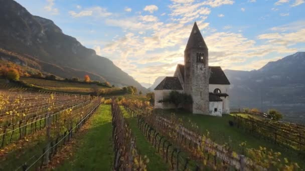 Sonbaharda Güney Tyrol Üzüm Bağlarının Ortasında Bir Ortaçağ Kilisesi Üzerinde — Stok video