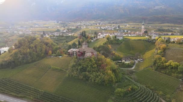 Letecký Dron Video Středověkého Hradu Uprostřed Vinic Italských Alpách — Stock video