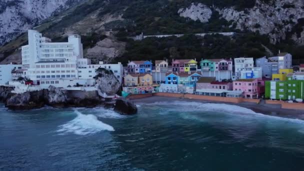 Letecký Pohled Vlny Lámání Katalánském Zálivu Barevnými Budovami Pláži Dolly — Stock video