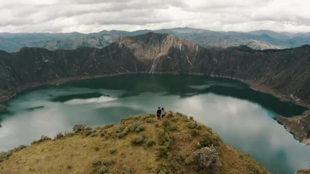 Turistas Desfrutando Vista Panorâmica Lago Quilotoa Equador Tiro Drone Aéreo — Vídeo de Stock