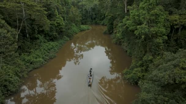 Brązowa Woda Rzeczna Drewnianą Łodzią Żeglarstwo Amazonii Rainforest Strzał Drona — Wideo stockowe