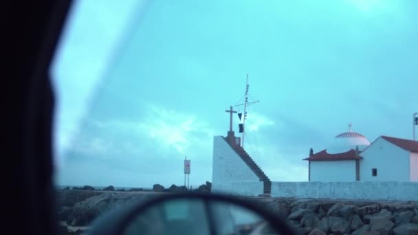 海滩上的礼拜堂诺斯萨 森赫拉 吉亚的旧教堂 Vila Conde 葡萄牙 在车里开了一枪Voyeur — 图库视频影像