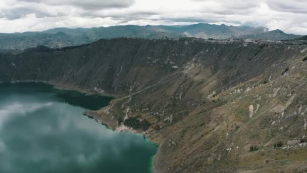 エクアドルのキロトア火山の景色 航空プルバック — ストック動画
