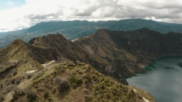 Quilotoa Lagoon ในภ เขาไฟ Ecuadorian Andes ในว นเมฆ วงโคจรทางอากาศ — วีดีโอสต็อก