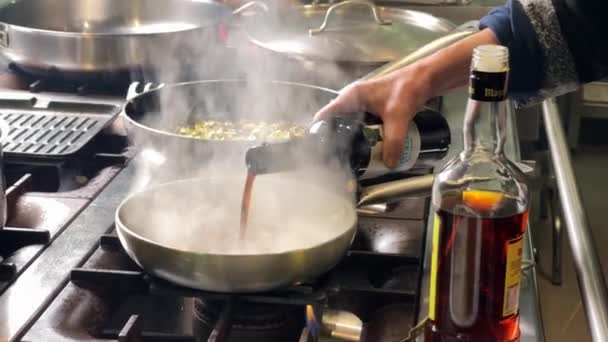 Misturando Conhaque Vinho Xerez Uma Panela Cozinhar Para Fazer Molho — Vídeo de Stock