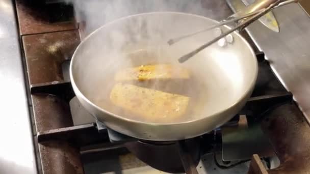 Vista Próxima Frigideira Contendo Pedaços Foie Gras Fumando Enquanto Fica — Vídeo de Stock