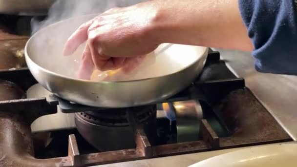 Cozinhe Mergulhando Porções Foie Gras Francês Dourado Enquanto Panela Fuma — Vídeo de Stock