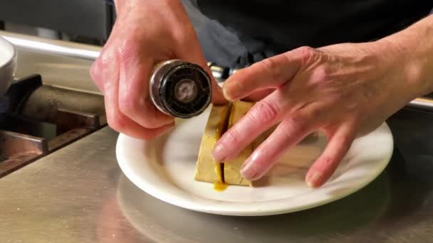 식당의 주방에서 요리하기 고추와 프랑스 푸아그라를 볶는다 — 비디오