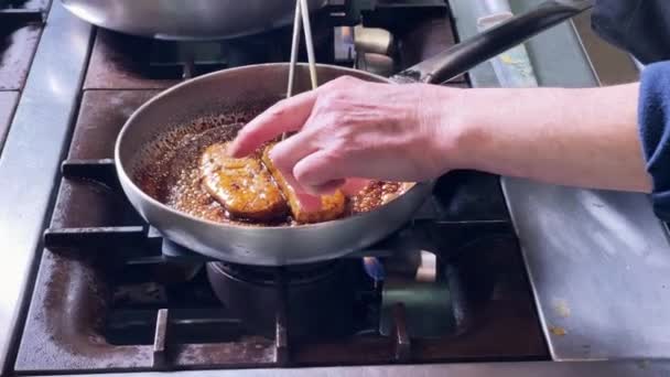 Foie Gras Portion Hold Kitchen Clamps Goes Cooking Pan Dish — Stockvideo