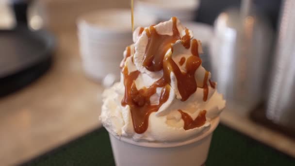 Despejando Caramelo Latte Preparação Bebidas Doces Café — Vídeo de Stock